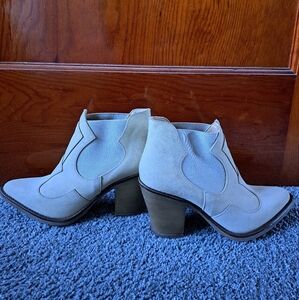 Cream Ankle Boots with Pointed Toe and Block Heel